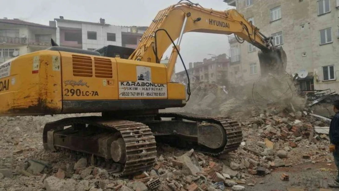 Isparta'da 5 katlı binanın kontrollü yıkımında panik anları