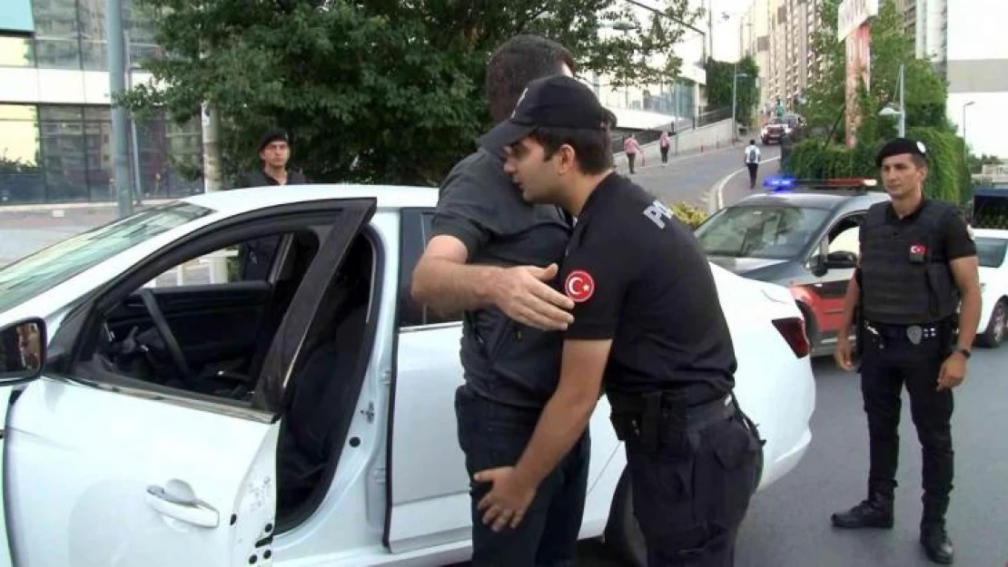 İstanbul'da çok sayıda polisin katıldığı 'Narkotik Dar Alan Uygulaması' yapıldı