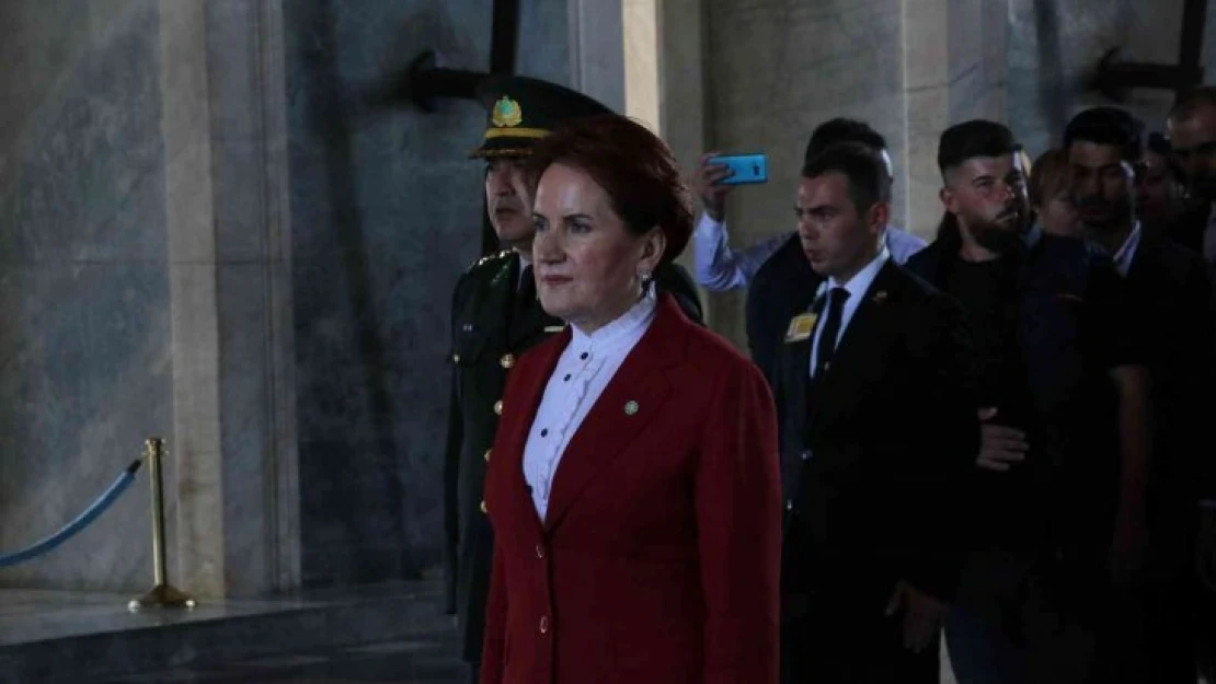 İYİ Parti lideri Akşener'den gençlerle Anıtkabir'e ziyaret