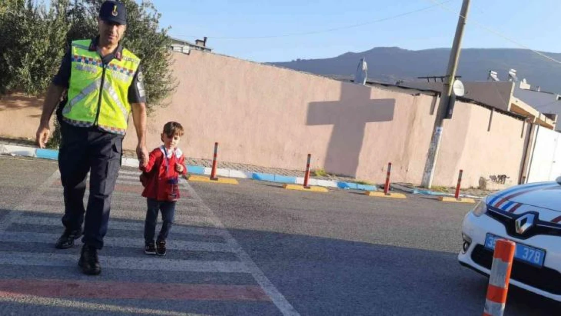 İzmir'de jandarmadan okul ve çevresi denetimi