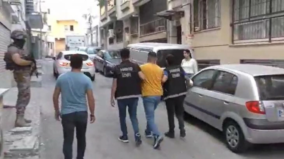 İzmir polisinden film sahnelerini aratmayan operasyon: 29 torbacı gözaltında