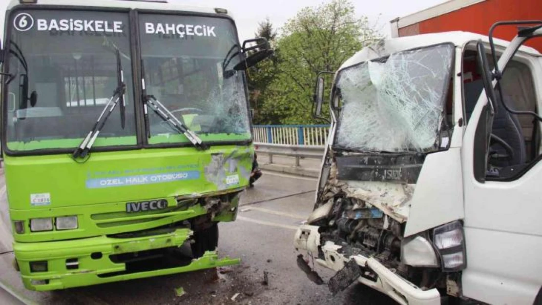 Kamyonet ile halk otobüsü kafa kafaya çarpıştı: 2 yaralı