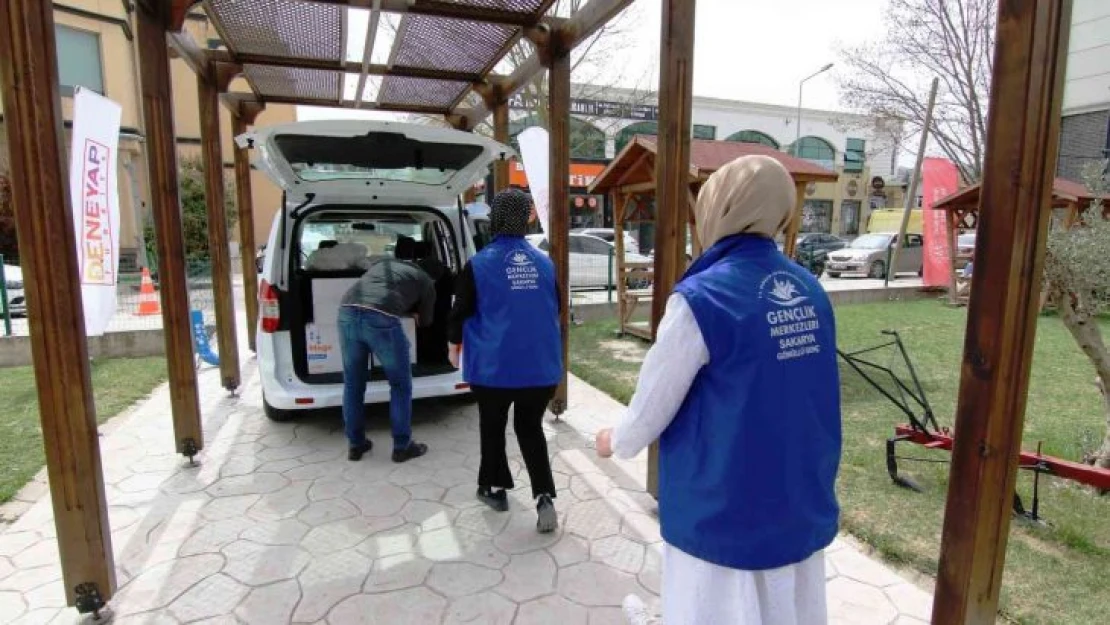 Kapı kapı gezen gönüllü tim yetim aile ve çocuklarına mutluluk dağıtıyor