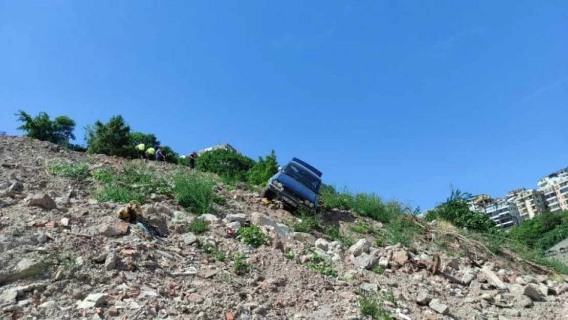 Kapının önüne park edilen otomobil dik rampadan yol kenarına uçtu