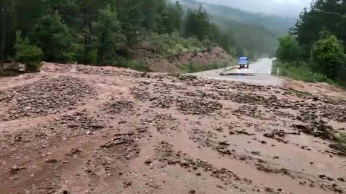 Karabük'te sağanak ve dolu sonrası yol ulaşıma kapandı