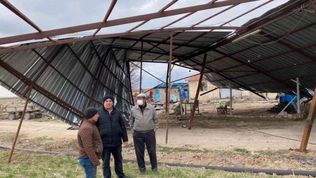 Karaman'da şiddetli fırtına çardağın çatısını uçurdu