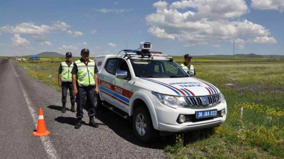 Kars'ta yerli mobil hız tespit sistemiyle jandarma uygulama yapıyor