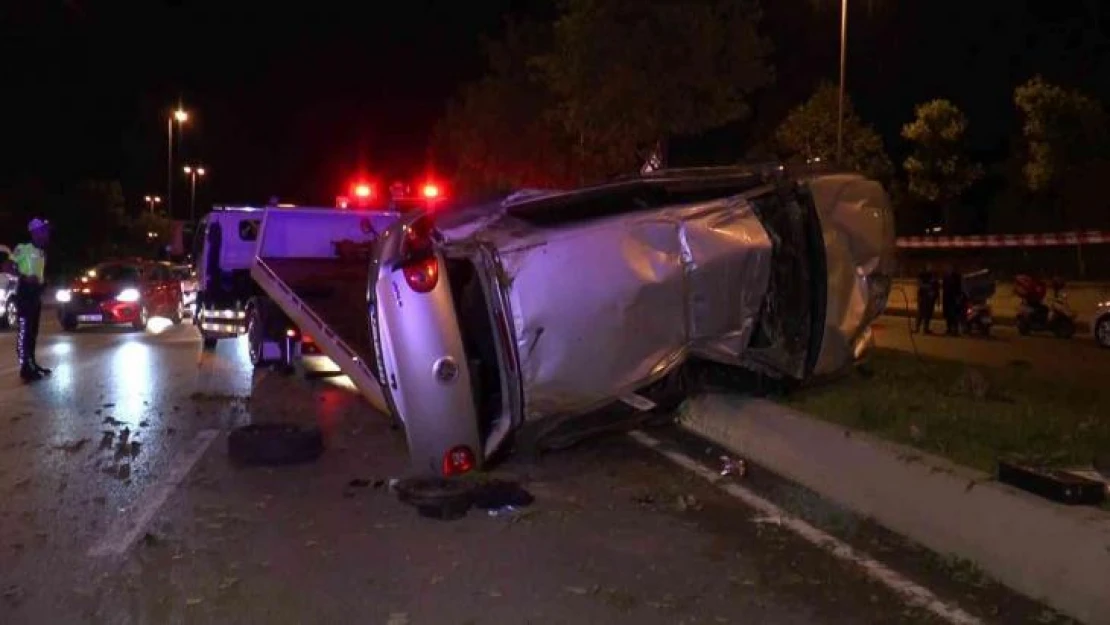 Kartal'da kontrolden çıkan otomobil ağaca çarparak takla attı: 1'i ağır 2 yaralı