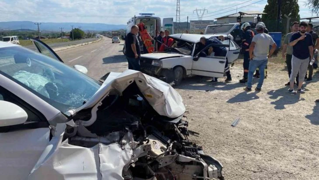 Kastamonu'da iki otomobil çarpıştı: 3 yaralı