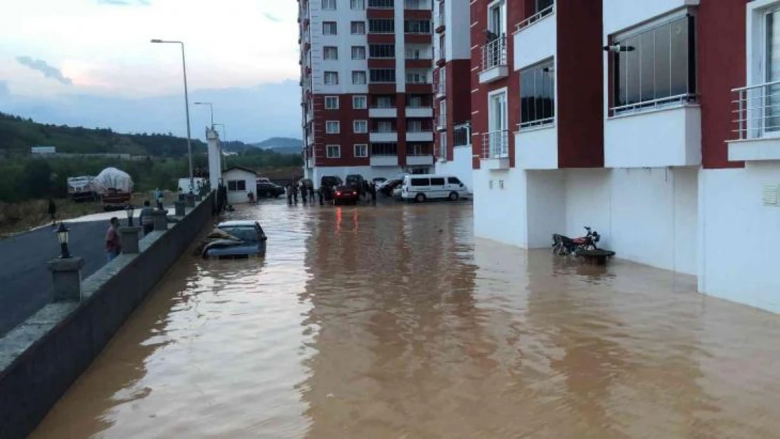 Kastamonu'da yarım saat yağan yağmur hayatı felç etti