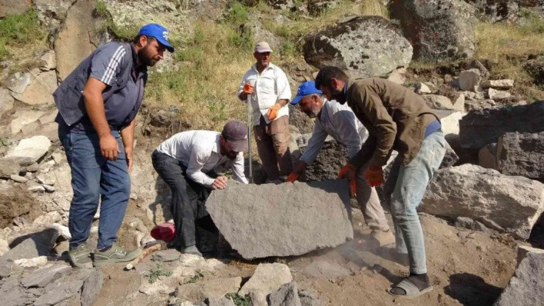 Kavurucu sıcakta ekmeklerini taştan çıkarıyorlar