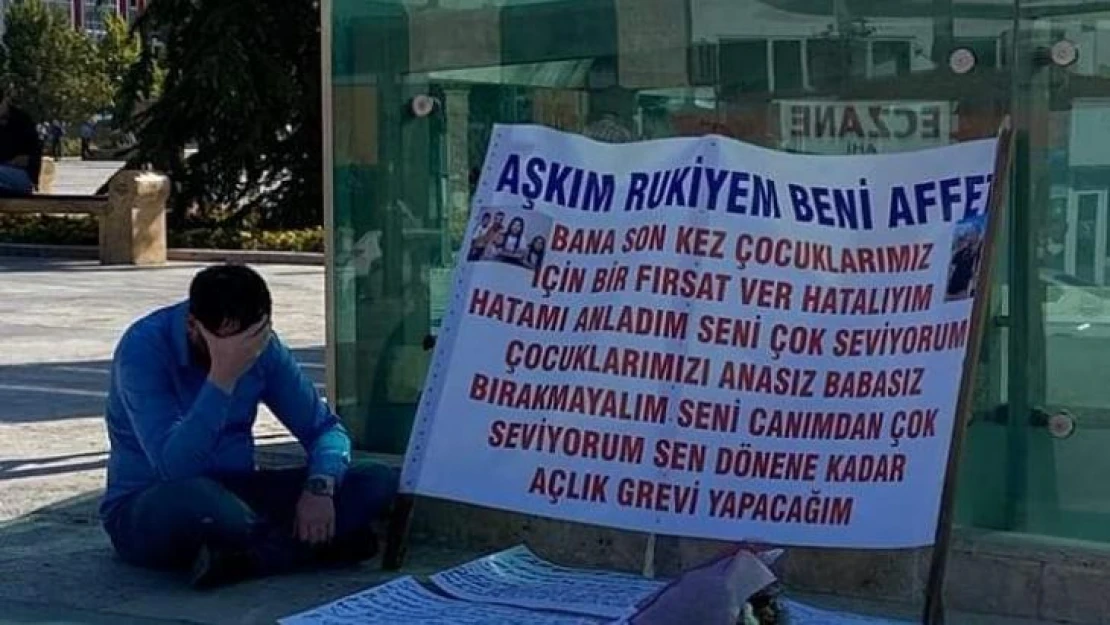 Kendisini terk eden eşine kent meydanında pankartlı özür