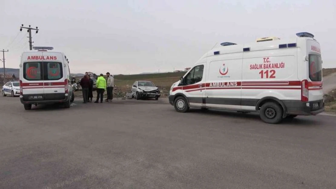 Kırıkkale'de iki otomobil çarpıştı: 3 yaralı