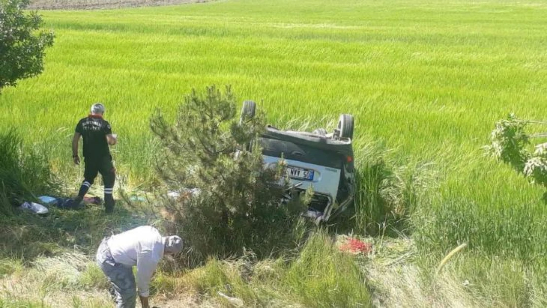 Kontrolden çıkan hafif ticari araç tarlaya uçtu: 1 ölü, 5 yaralı