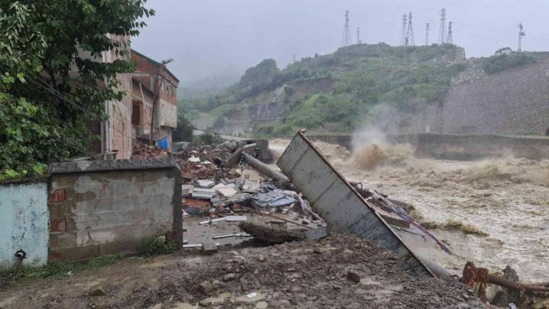 Kozcağız'da 4 katlı bina yıkıldı, mahalle tahliye edildi