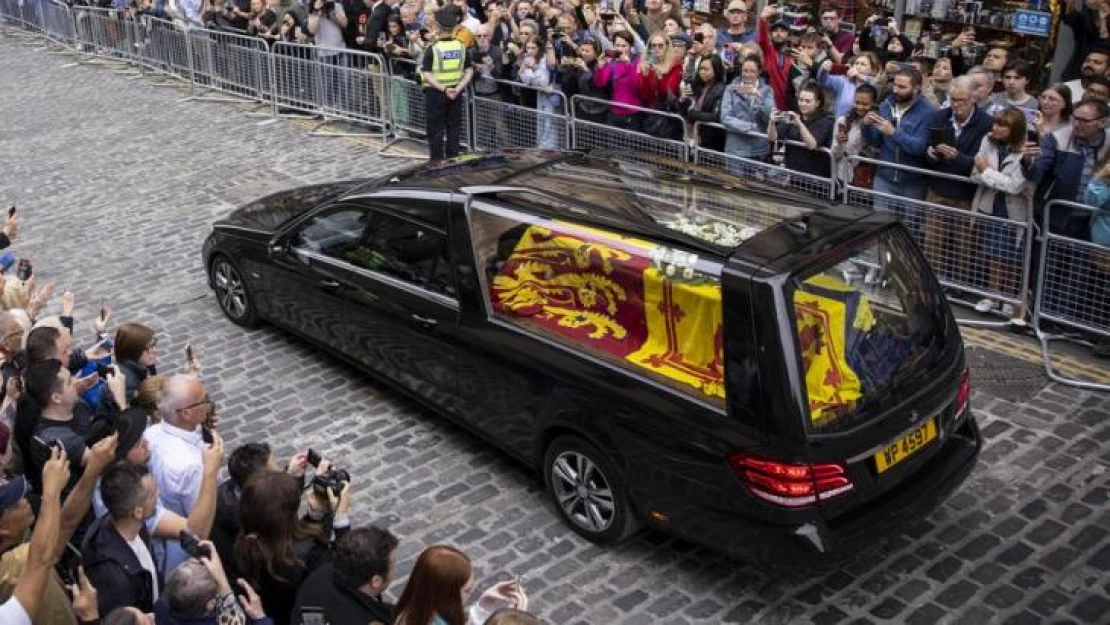 Kraliçe II. Elizabeth'in cenazesi Holyroodhouse Sarayı'na getirildi