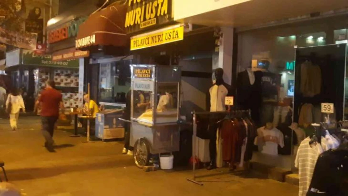 Küçükçekmece'de elektrikler gitti, esnaf gün boyu mum ışığında iş yapmaya çalıştı