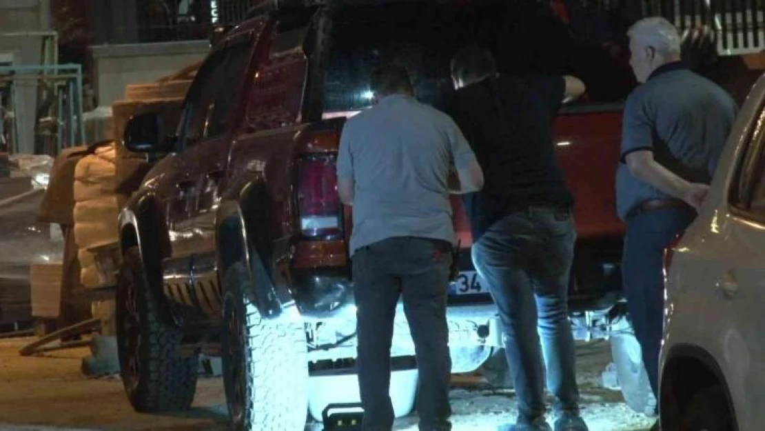 Küçükçekmece'de emlakçının aracına kurşun yağdırdılar
