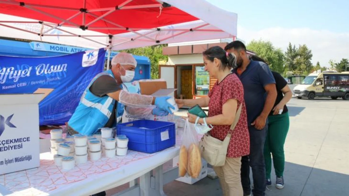 Küçükçekmece'de vatandaşlara aşure ikramı