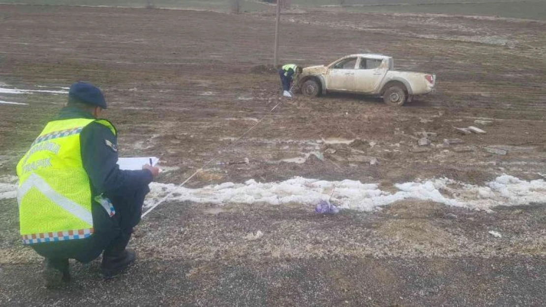 Lastiği patlayan pikap takla atıp tarlaya uçtu: 2 yaralı