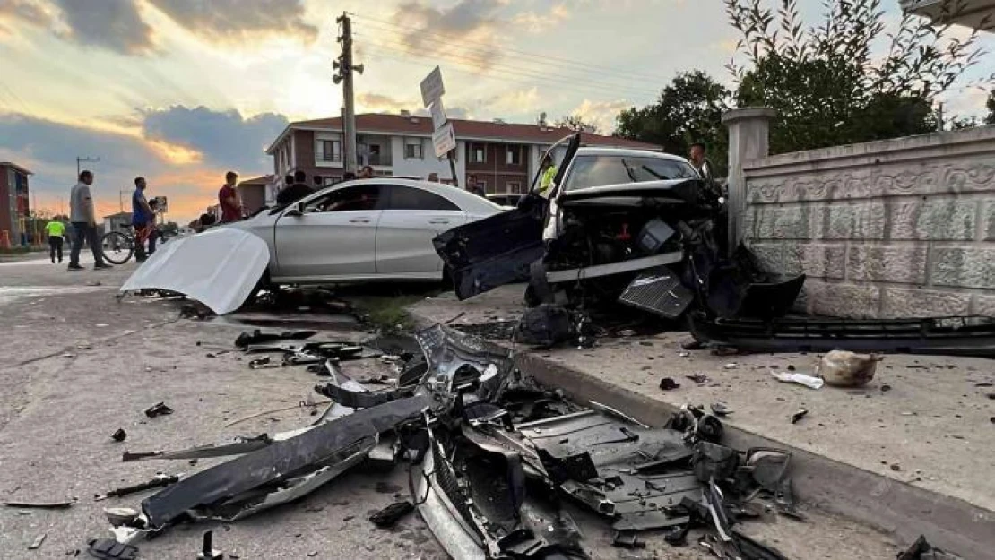 Lüks otomobiller mahalle arasında çarpıştı: 4 yaralı