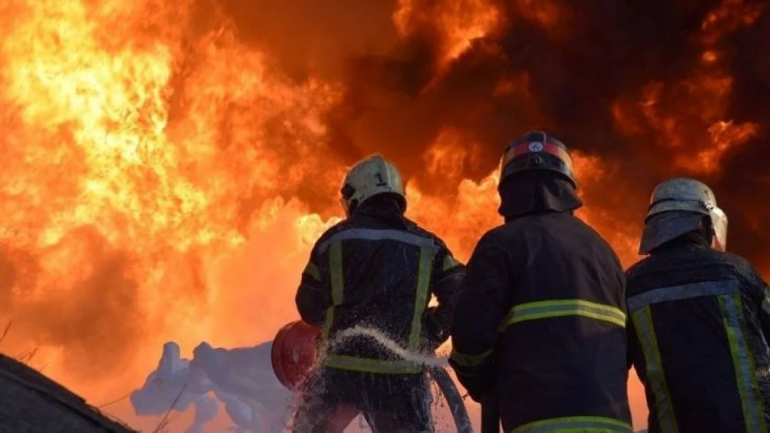 Lutsk'ta vurulan petrol deposunda çıkan yangına müdahale sürüyor