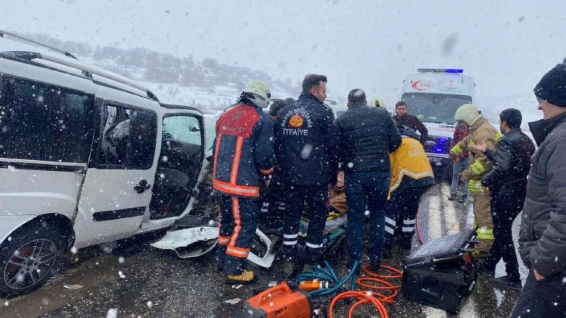 Mardin'de iki araç kafa kafaya çarpıştı: 3 ölü, 8 yaralı