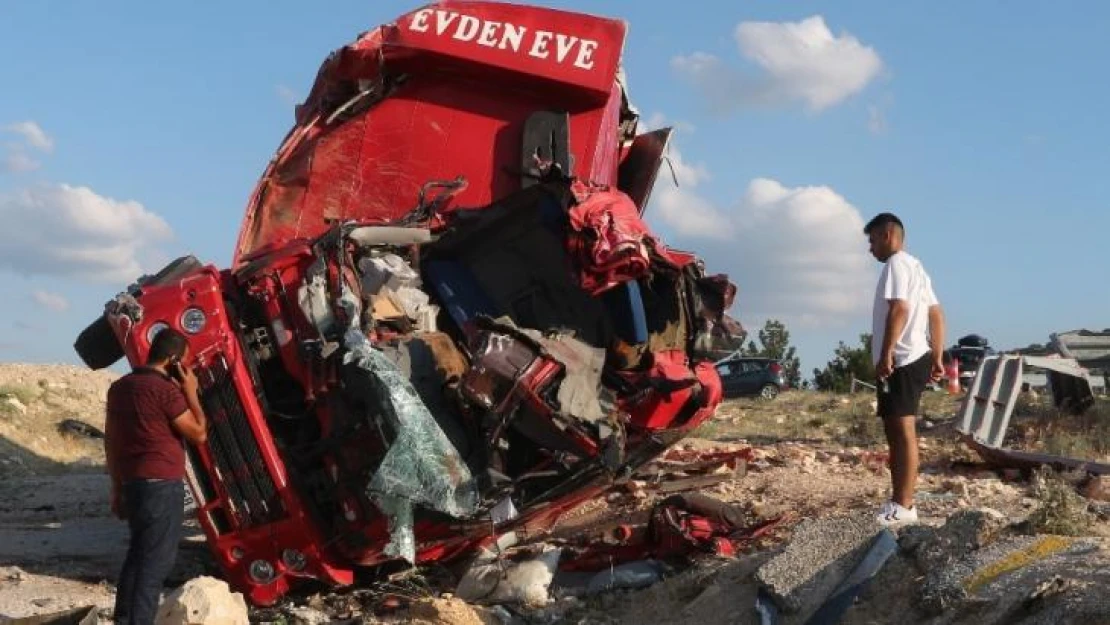 Mersin'de nakliye kamyonu kaza yaptı: 4 ölü