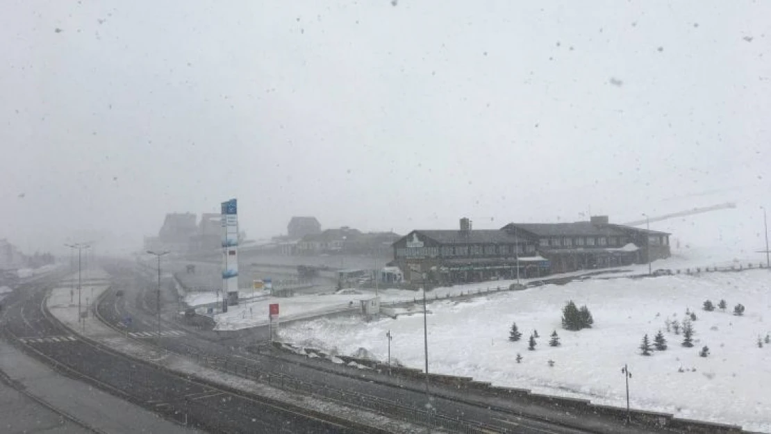 Nisan ayında yağan kar, Erciyes'i beyaza bürüdü