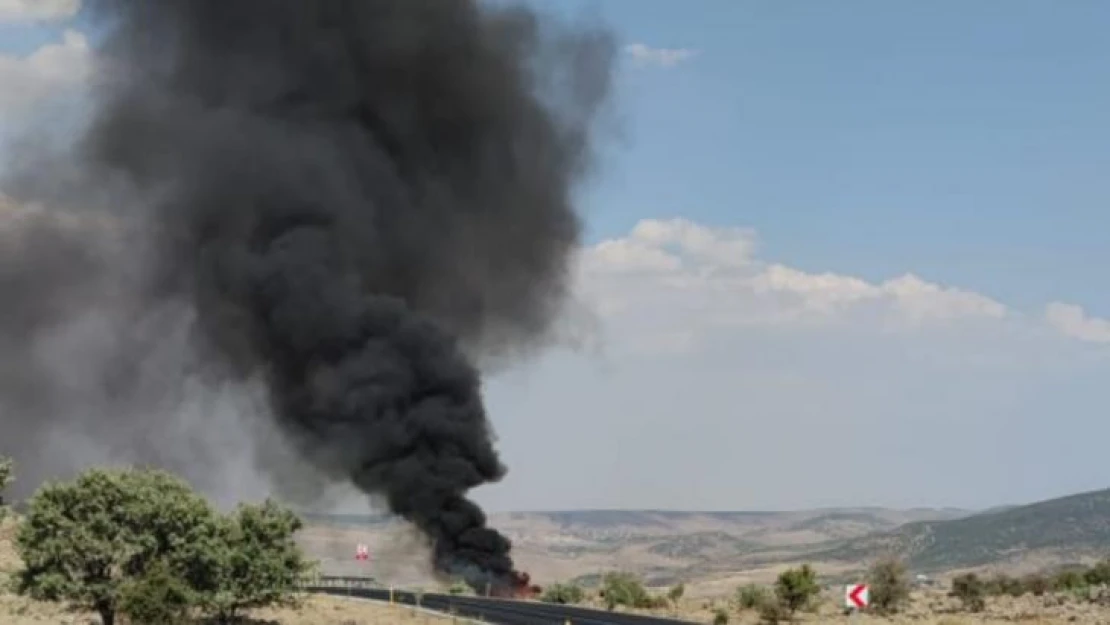 Öğretmen çift ve bebekleri yanan otomobilden son anda kurtarıldı