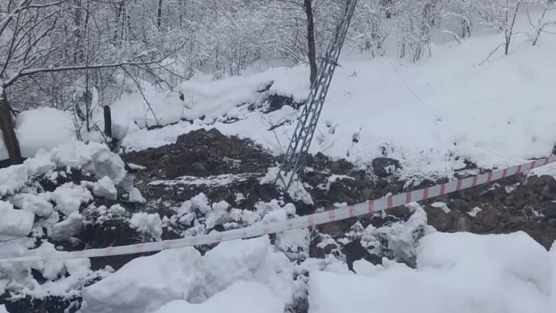 Ordu'da yaşanan heyelanda elektrik direğinin yıkılma anı kamerada