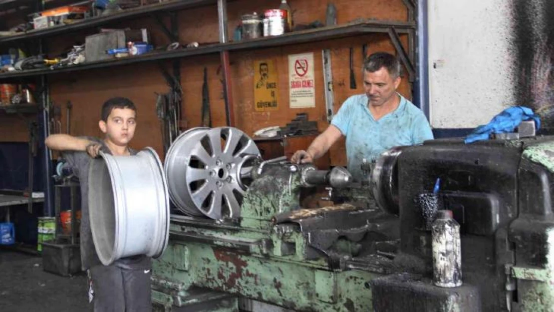 Oto sanayi esnafı hem usta hem çırak