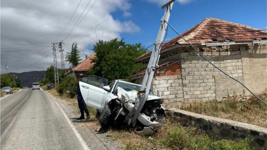 Otomobil elektrik direğine çarptı: 5 yaralı