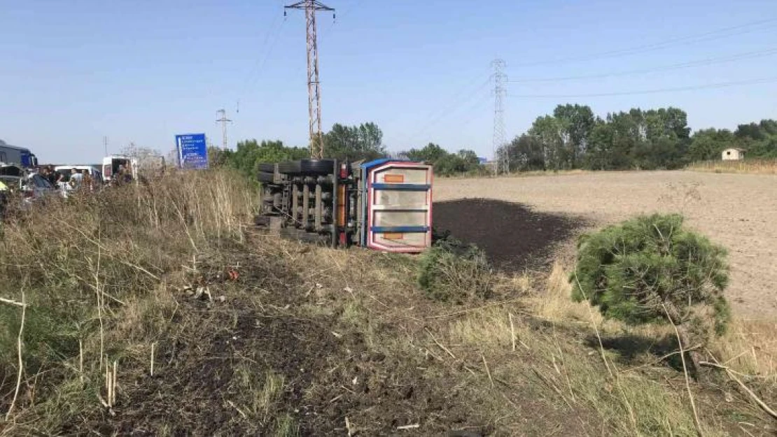 Otomobille çarpışan kamyon tarlaya uçarak devrildi: 1 yaralı