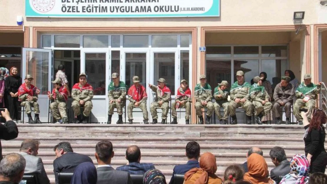 Özel öğrenci kınalı kuzuların temsili askerlik coşkusu