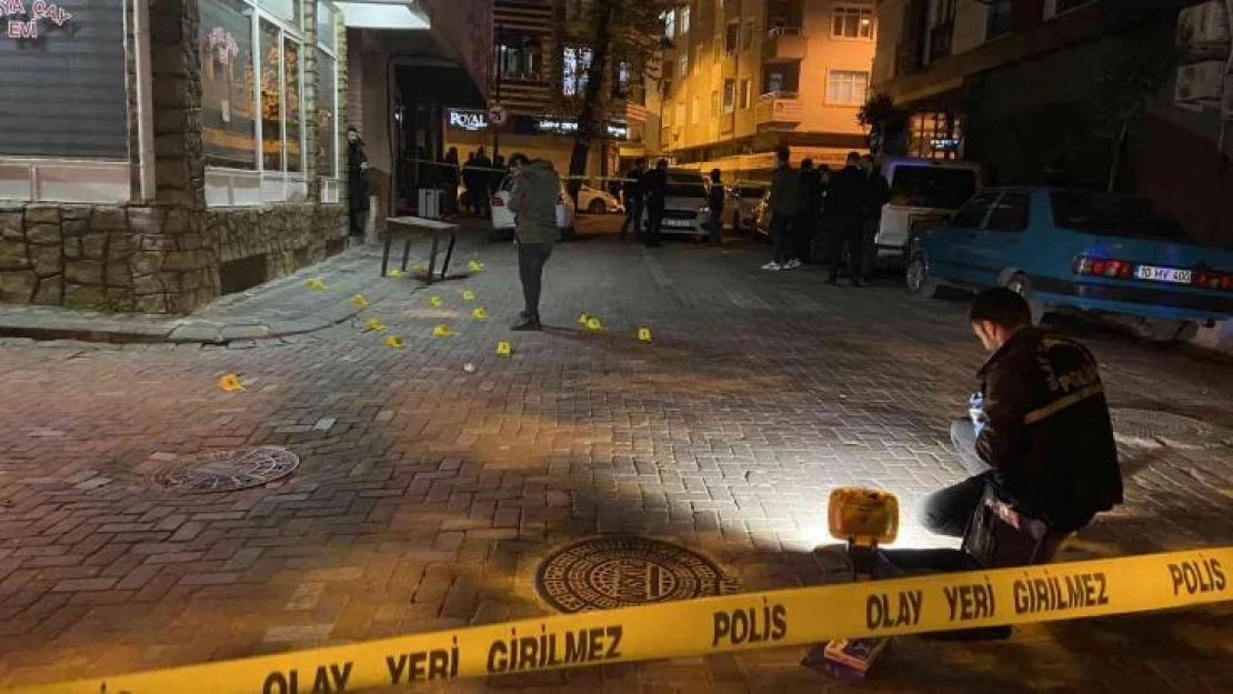 (ÖZEL)Zeytinburnu'nda sokak ortasında silahlı çatışma: 3 yaralı