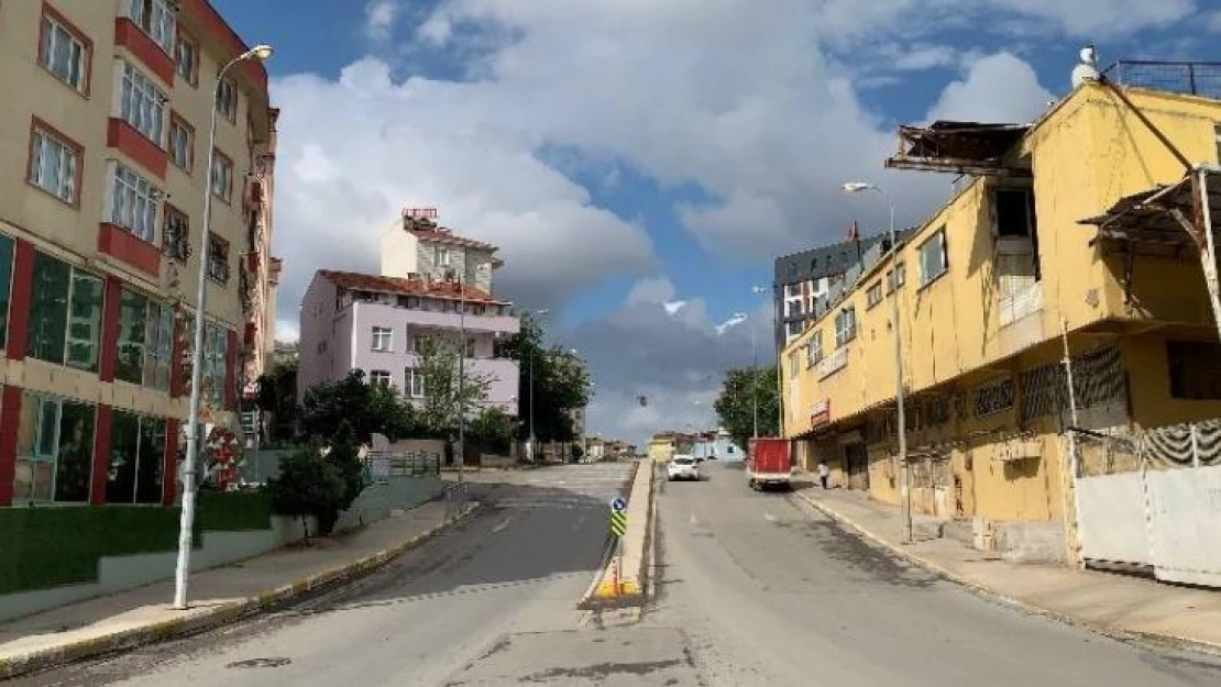 Pendik'te beton mikseri ile çarpışan otomobil takla attı