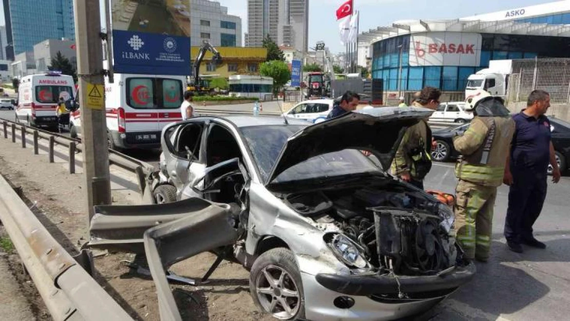 Pendik'te makas atan sürücü demir bariyerlere girdi: 2 yaralı