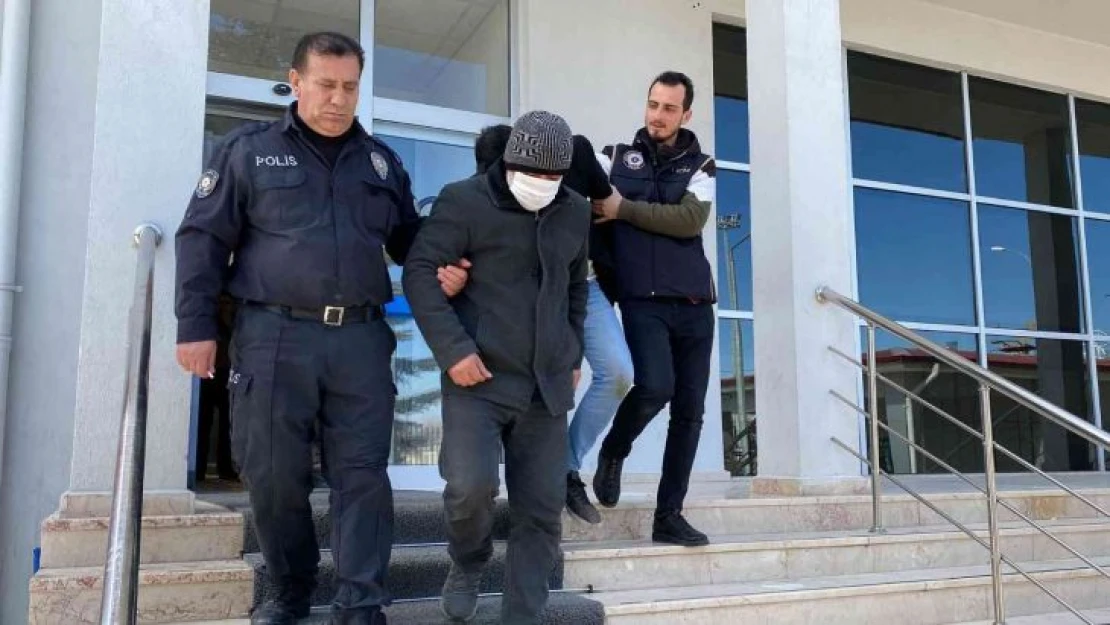 Polis altınları elektrikli süpürgeyle toplamıştı, 2 kişi serbest bırakıldı