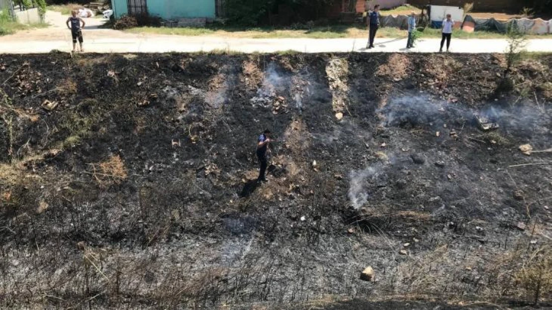 Polis, vatandaş ve itfaiye işbirliğiyle yangın evlere sıçramadan söndürüldü