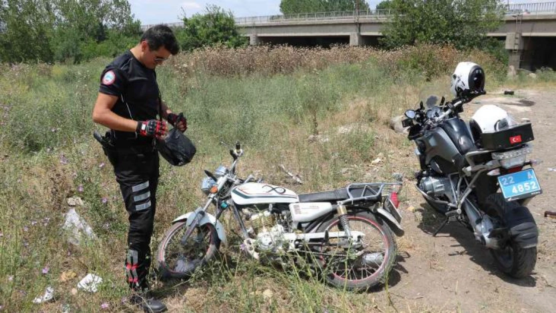 Polislerden kaçarken üzerindeki uyuşturucuyu attı