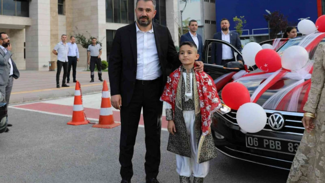 Pursaklar Belediye Başkanı Çetin'in makam aracı şehit oğlu için süslendi