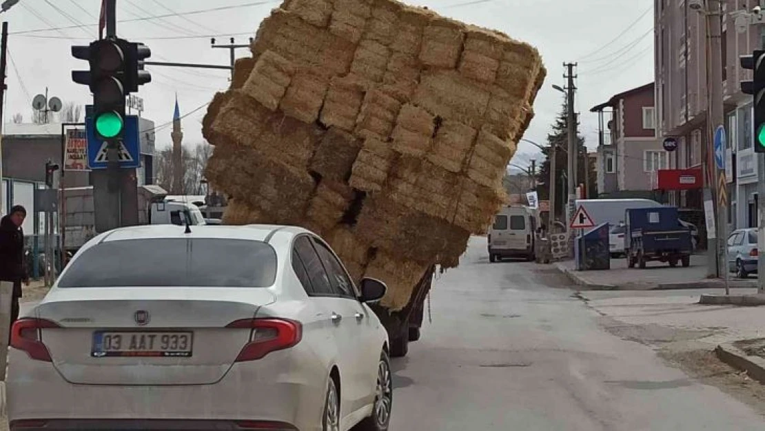 Saman yüklü kamyonet sürücülerin hayatını hiçe saydı