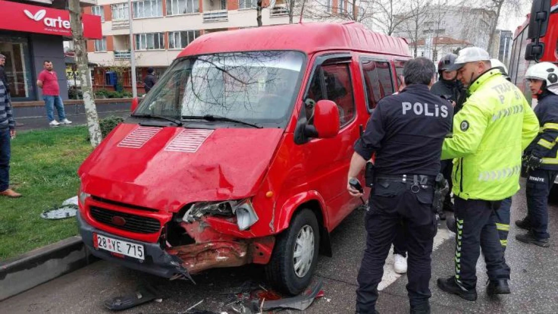 Samsun'da minibüs hafif ticari araca çarptı: 1 yaralı