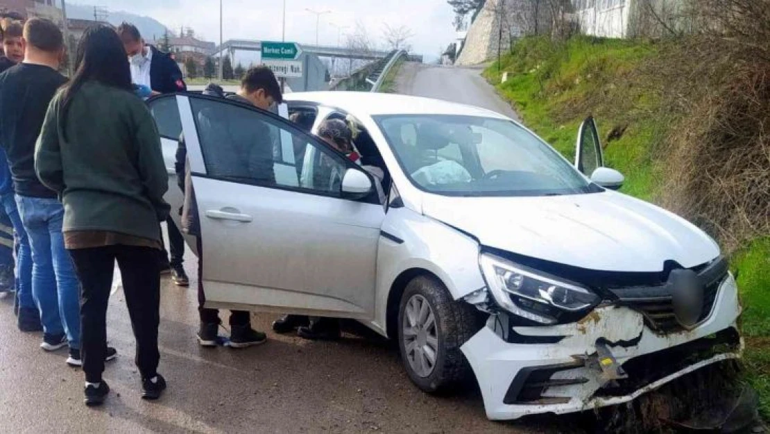 Samsun'da otomobil toprak duvara çaptı: 4 yaralı