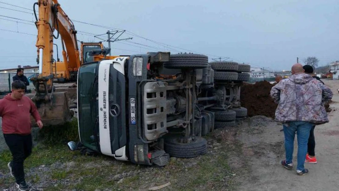 Samsun'da toprak döken hafriyat kamyonu devrildi: 1 yaralı