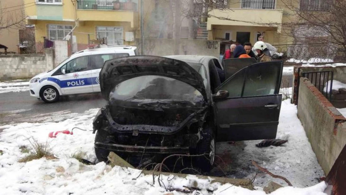 Sancaktepe'de park halindeki otomobilin yandığı anlar kamerada