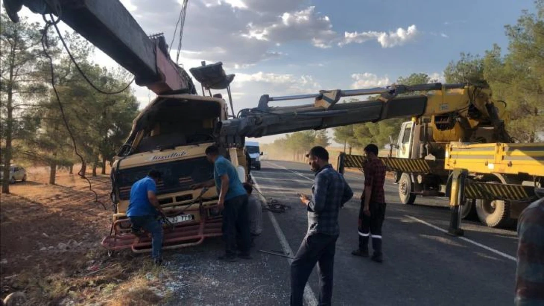 Şanlıurfa'da devrilen vincin sürücüsü yaralandı