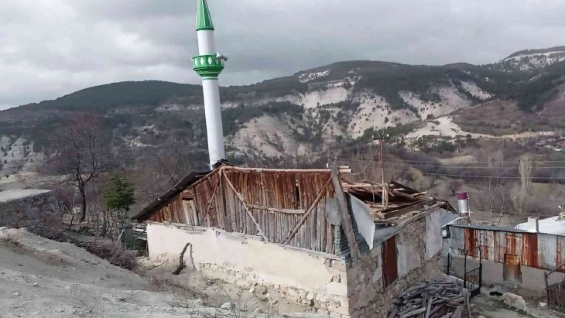 Şiddetli rüzgar caminin çatısını uçurdu