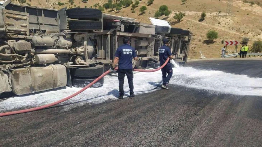 Siirt'te mazot yüklü tır devrildi, itfaiye ekipleri tehlikeyi önledi